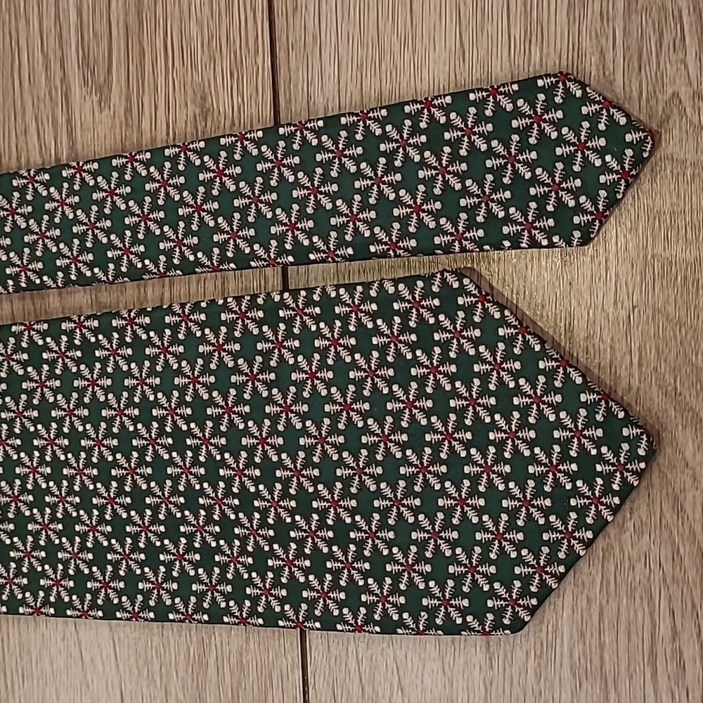 ROBERT TALBOTT Metallic Dark Green Snowflake Floral Hand Sewn USA Mens Silk Tie - Picture 2 of 6